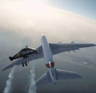 Video: The scene of two people flying next to Airbus A380 is unbelievably impressive