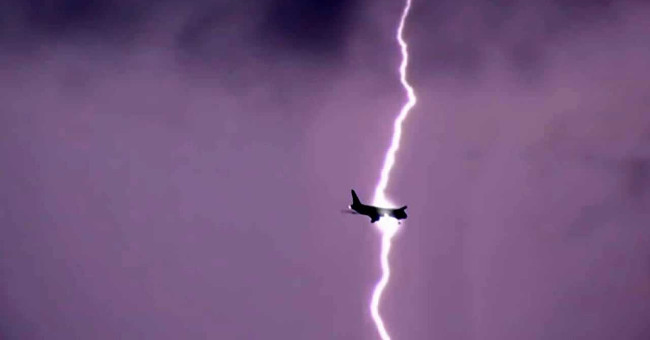Video: The shocking moment of the plane hit lightning in the sky