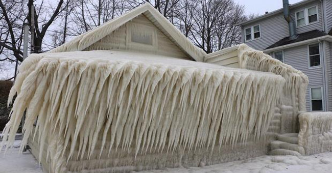 Video: The whole house sealed in a snowstorm in America