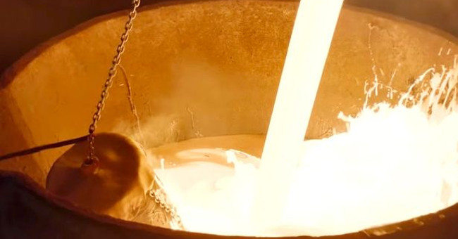 Video: The whole snow in the steel furnace 2,000 degrees