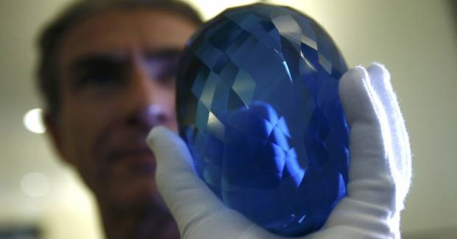 Video: The world's largest blue topaz gemstone