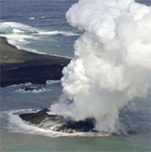 Video: Volcanic eruption creates new islands in Japan