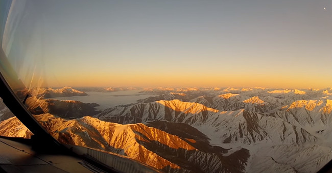Video: What does the pilot see when the plane turns cloud off?