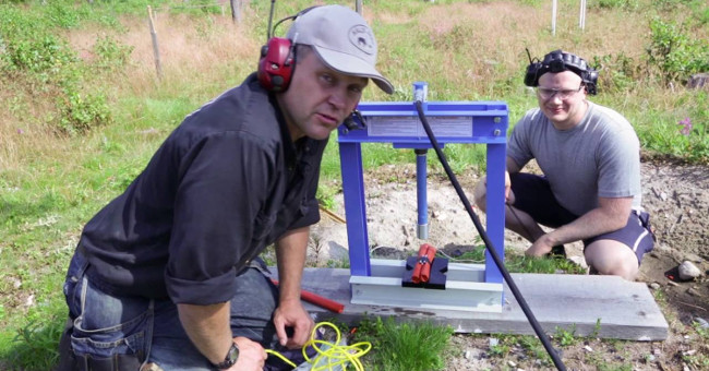 Video: What happens when torturing explosives with hydraulic presses?