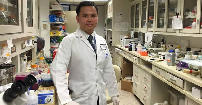 Vietnamese Dr. 4 times was honored on the wall of the American Cancer Institute