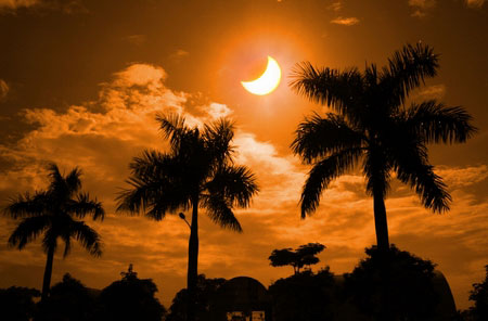 Vietnamese residents and the world eagerly watch eclipse