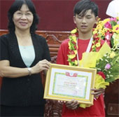 Vietnamese students win international scientific prizes