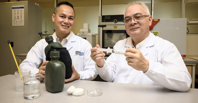 Vietnamese-origin professors who make super materials can save people from old cloths