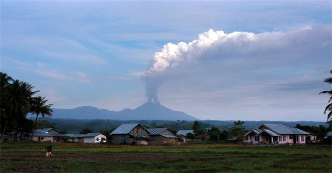 Volcanic spray of 4,000m smoke column on the island has been hit by earthquakes and tsunamis in Indonesia