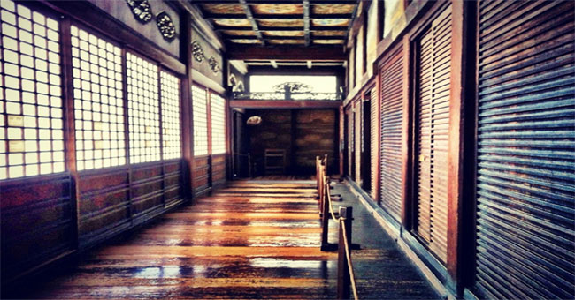 Warning system for sophisticated intrusions of feudal Japanese people