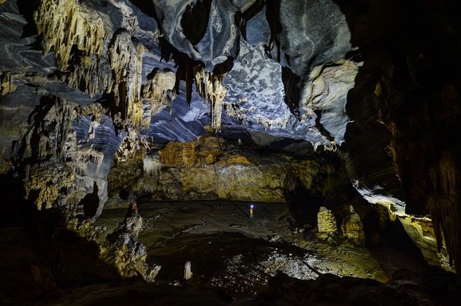 Watch the giant virtual stalactites in Tien cave