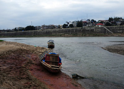 Water of the Red River through Lao Cai shallow record, strong odor