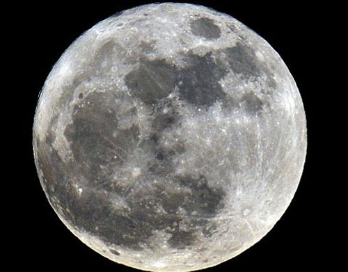 Water on the Moon is about the same as Earth