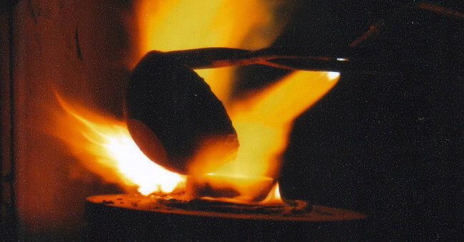 What happens when you swing your hand over a molten metal?