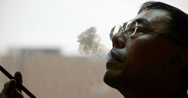 What is electronic cigarette?  What does it contain inside?