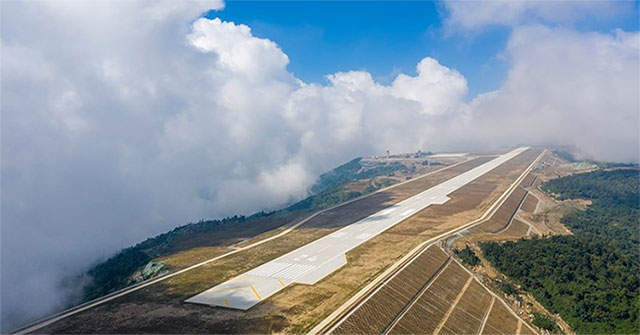 What is the special 1.770m 'in cloud' airport of China?