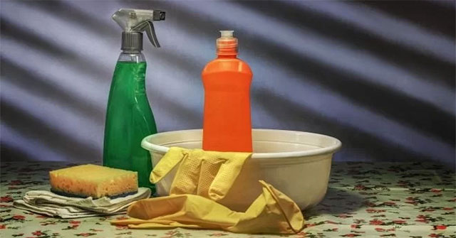When cleaning floors with bleach, do not turn on the lights