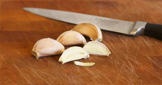 When eating, should garlic be removed?