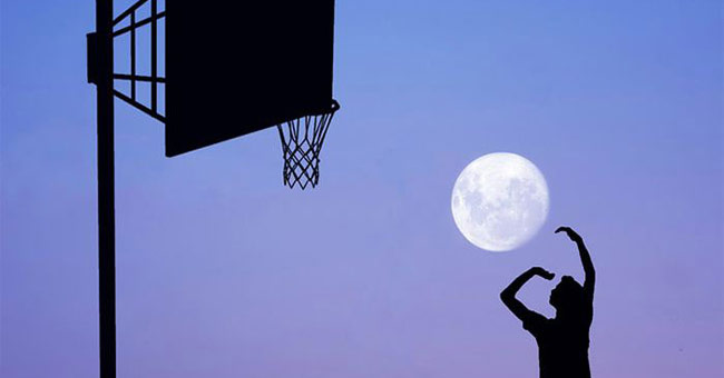 When the photographer plays with the moon!