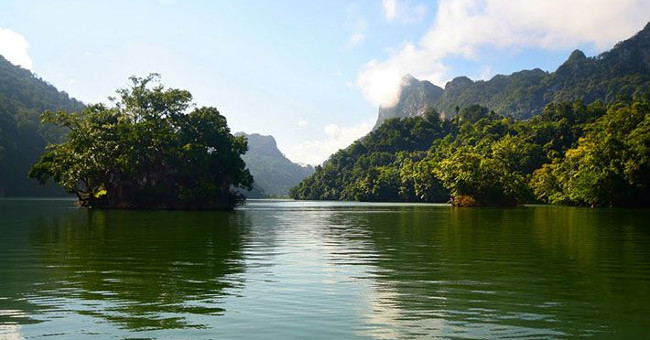 Which is the largest natural lake in Vietnam?