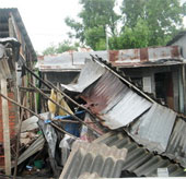 Whirlwind, the wind whipped up the roof of 41 houses in Lam Dong
