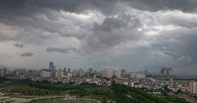 Why are clouds usually black before rain?