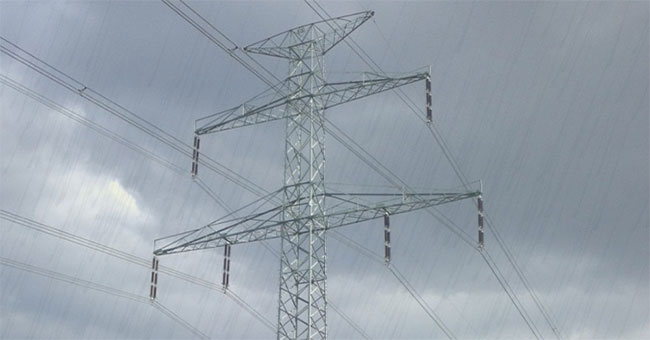 Why are power transmission lines and electric pylons not short-circuited when it rains?