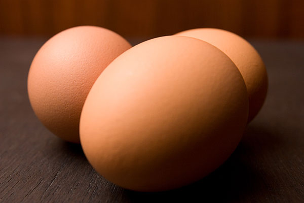 Why are two heads of eggs big and small?