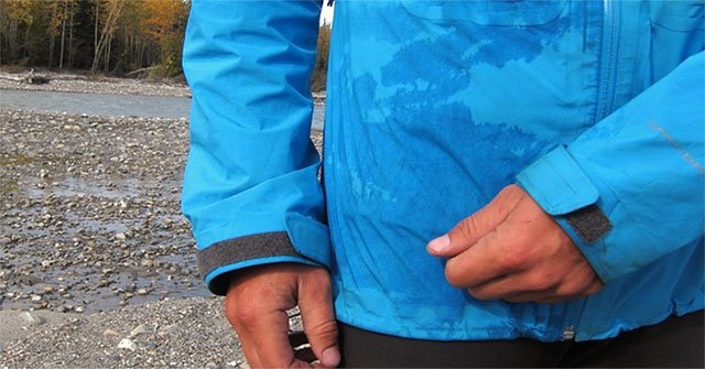 Why do clothes darken when wet?
