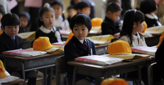 Why do Japanese people leave children walking and playing alone without adults?