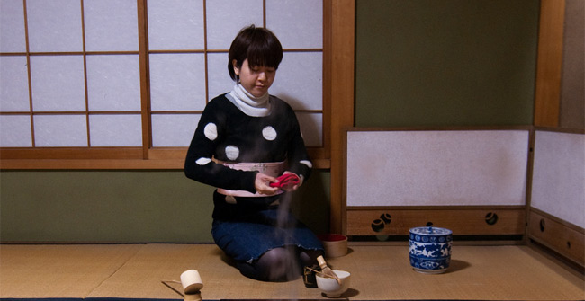 Why do Japanese still like to sit on the floor?
