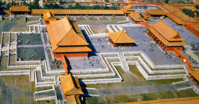 Why does Tam Dai Dien in the Forbidden City not have a tree shadow?