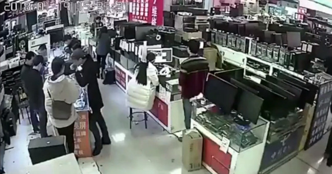 Why does the phone battery explode after being bitten by a Chinese youth?