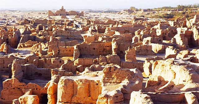 Why is the ancient castle of Lan Lan missing?