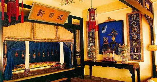 Why is the Emperor's bedroom only 10m2 wide?