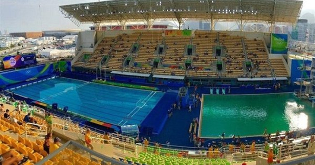 Why is the Rio 2016 Olympic swimming pool changing color after a night?