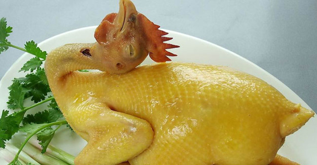 Why is there a boiled chicken on New Year's Day, a question that is easy to think but difficult to answer?