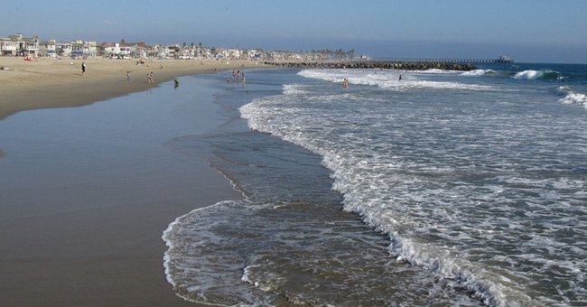 Why is there a clear and beautiful water beach, the other sea is opaque?