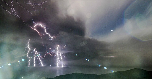 Why is there so much lightning in the Taal volcanic eruption?