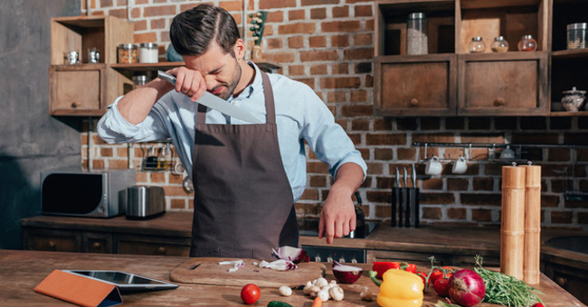 Why only cut onions and watery eyes, and cut garlic?