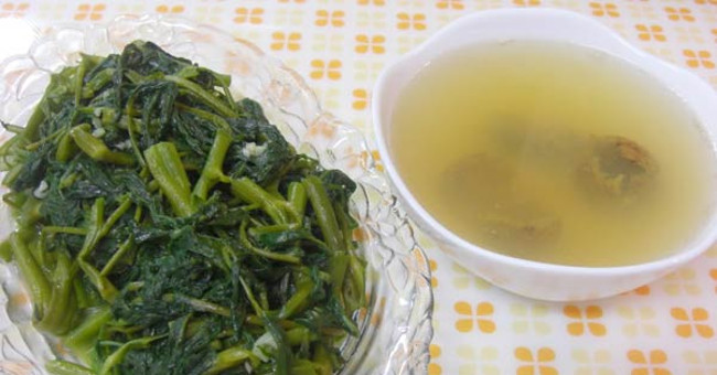 Why squeeze lemon into spinach, water turns red?