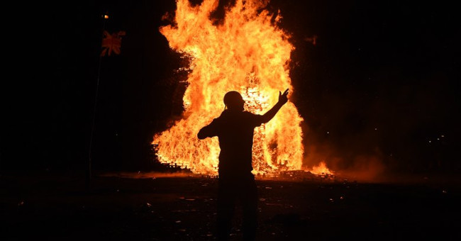 'Wick fiber effect' in the phenomenon of people burning themselves into ash