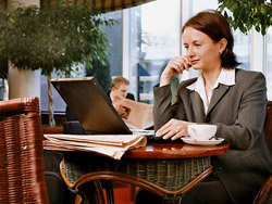 Wi-Fi network hackers aim to rich people to rob