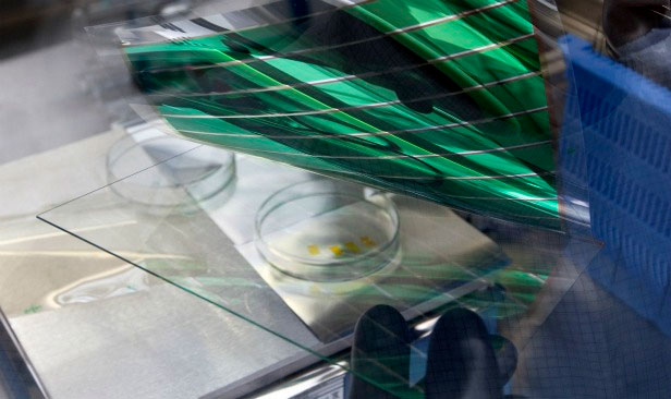 Window glass integrated solar battery