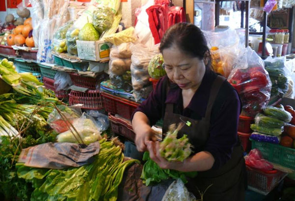 Woman selling vegetables receiving 'Asian Nobel'