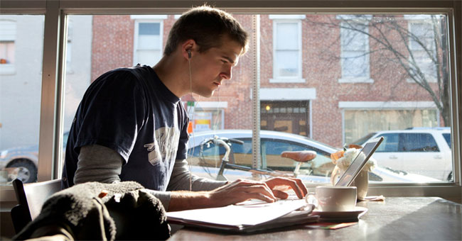 Working in a cafe for higher productivity than a company office