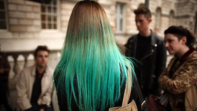 Yellow hair turns green after bathing