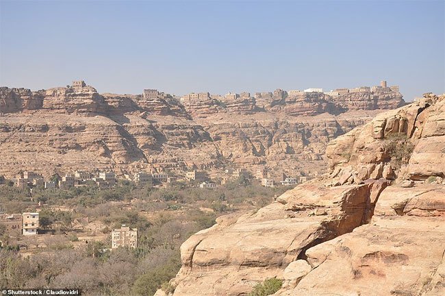 Picture 7 of 100-year-old palace built on vertical stone pillars in Yemen