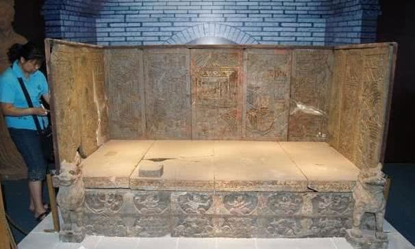17 strange stone slabs take 30 years to decode, revealing interesting surprises Picture 1