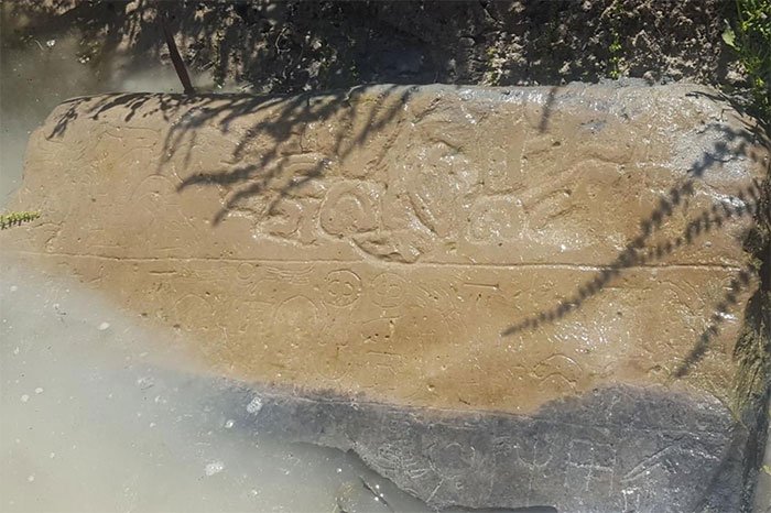 Picture 1 of A mysterious rock by the river reveals a secret thousand years ago